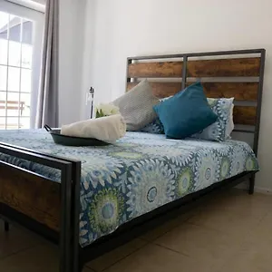 Mi Casa Es Tu Casa, Airport Holiday home
